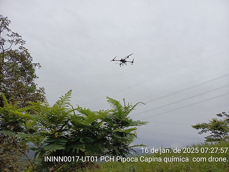 Drone em operação de aplicação localizada sobre área em manutenção