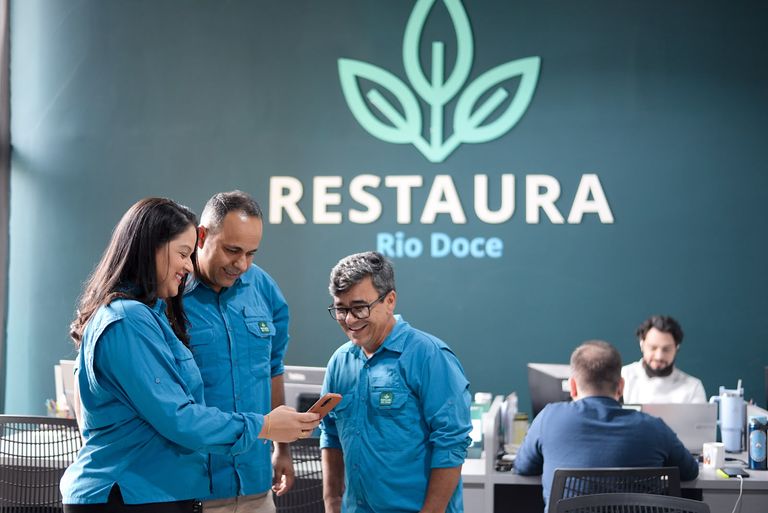 Equipe do Restaura Rio Doce na sede administrativa