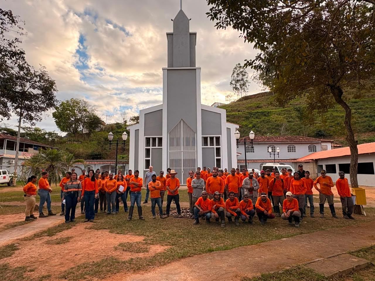 Equipe do consórcio reunida em atividade de campo
