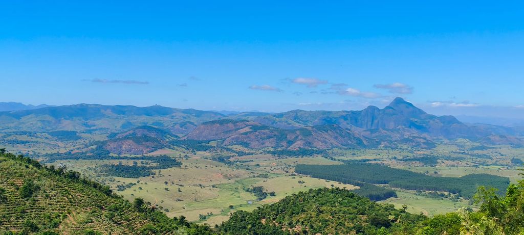 Vista panorâmica de vale na bacia do Rio Doce, com talhões de plantio direto