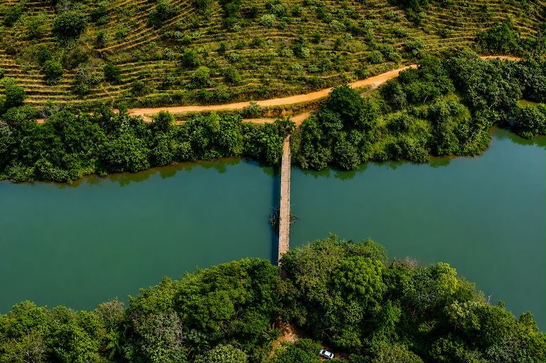 Ponte de acesso a área de restauração às margens do rio, vista aérea